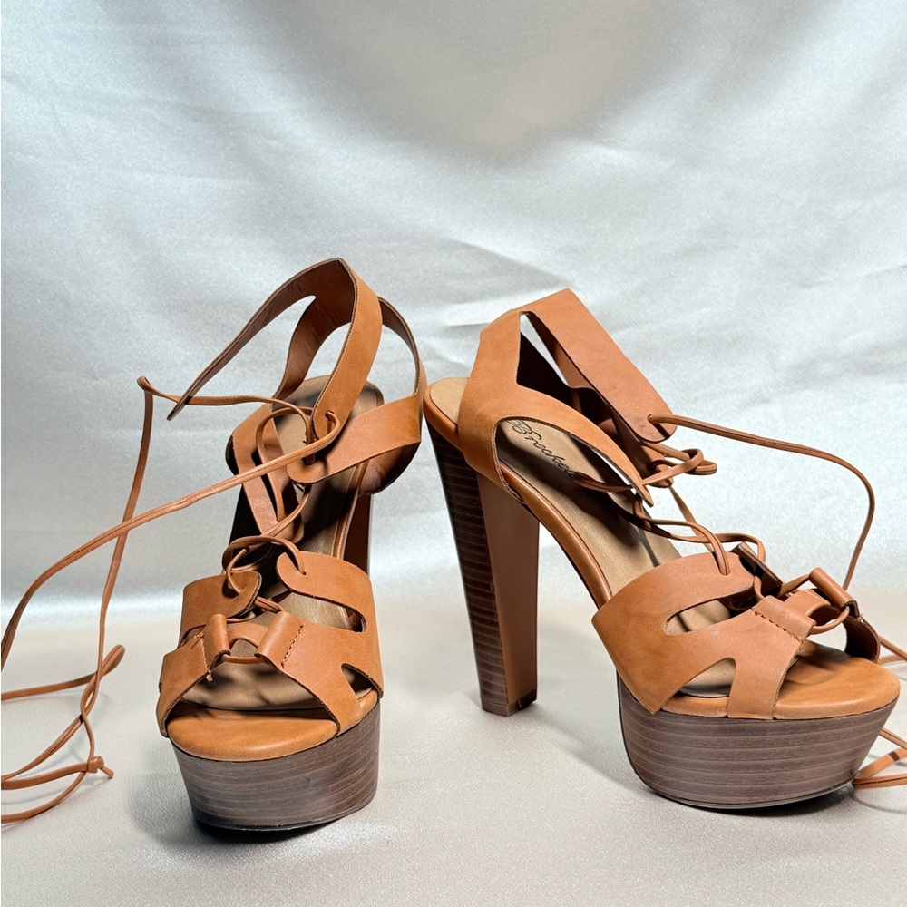Tacones Lace-Up en Tono Camel | Size 5.5 | Como Nuevos
